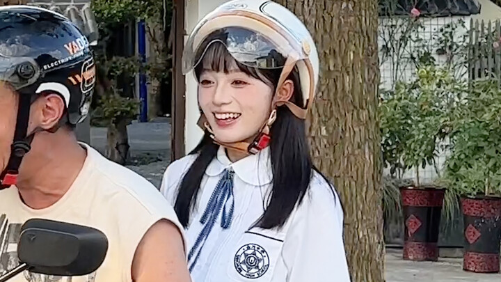 骑着心爱的小电驴，带着心爱的女孩，一起去看最美的风景～电动车拍照技巧，电动车拍照姿势，电动车拍照角度#雅迪实用科技 #雅迪新一代冠能 #了不起的中国电动车