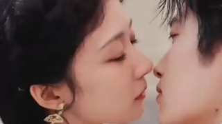 Ditinggal tunangan, kini ada di pelukan CEO terkaya