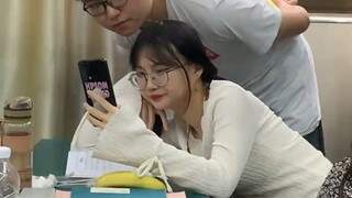 上课和老师一起看抖音，真的笑死