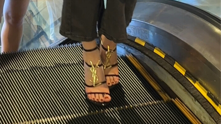 Lemari sepatu sang ratu, item wajib!