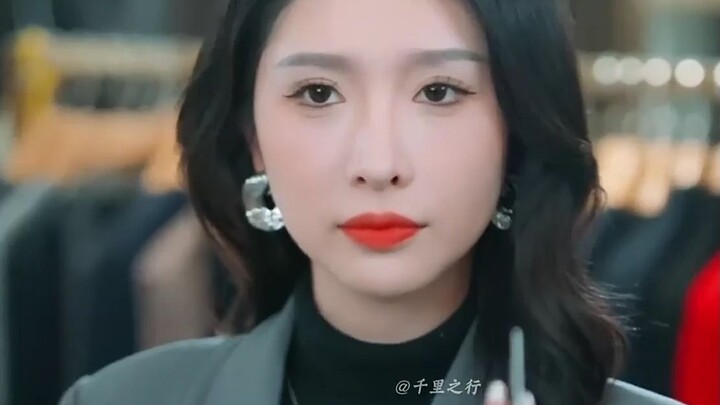 “Thiếu gia giàu có phá sản đi giao đồ ăn tình cờ gặp bạn gái cũ của tỷ phú, lần này đến lượt cô ấy t