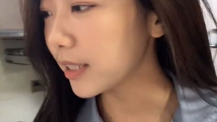 Sepertinya pria memang benar-benar tidak bisa membedakan wajah polos dan wajah berhias.