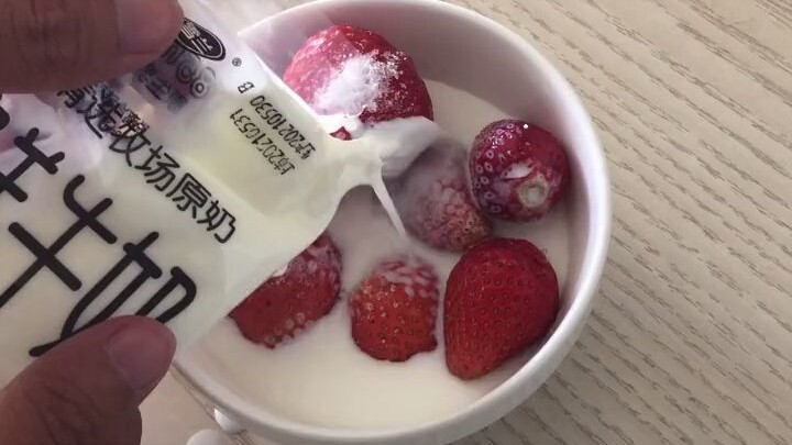 Easy-to-learn Crayon Shin-chan Strawberry Milkshake