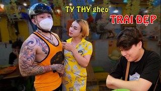 Ty Thy ghẹo TRAI ĐẸP mua gỏi đu đủ vui hết sẩy - Ty Thy Vlog