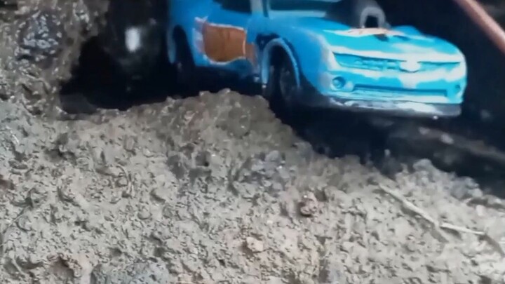 mobil sport hampir masuk lubang