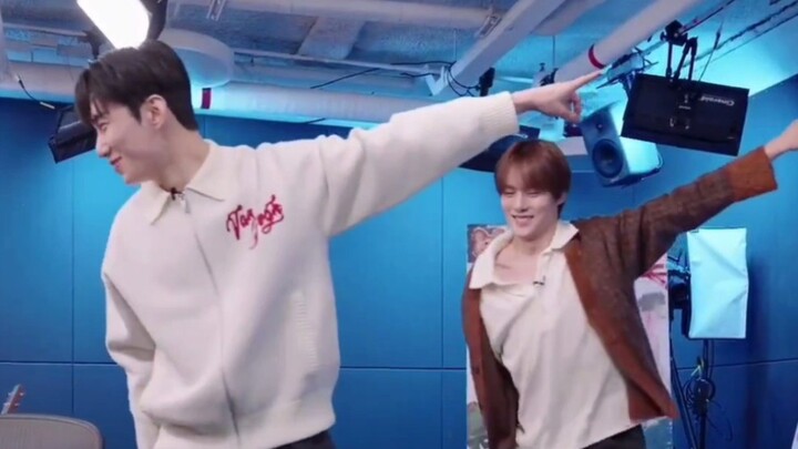 رقص ممثل Starship Sun Yuxian والمعبود Lee Min Hyuk معًا Shoot Out و Hype Boy في نشاط فعال لبناء الفر