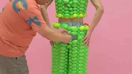 Pakaian dari balon terlihat sangat cantik