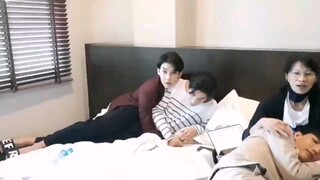 糕妈说糕糕如果哥哥不抱着他，他就会一直看着哥哥，直到哥哥抱他