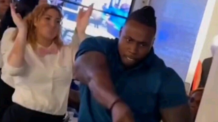 Ngày đầu đi làm, tôi ra sức lấy lòng khách hàng: