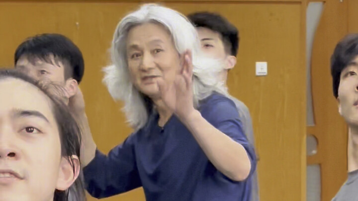 The pressure from the 66-year-old handsome old man, the high-level teacher of Beijing Dance Academy