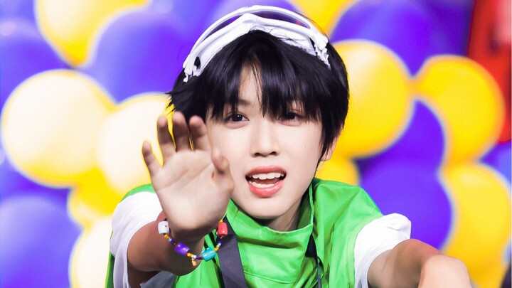Dễ thương bùng nổ! Màn trình diễn sân khấu đầu tiên của một thực tập sinh 13 tuổi trong ngành giải t