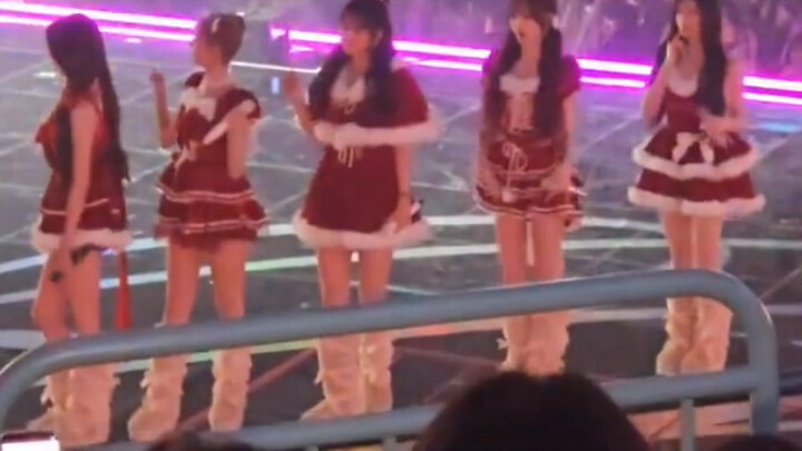Even the IVE members on standby during Chae’s performance joined in and danced to “Spaghetti.”