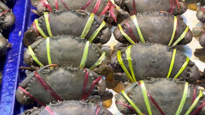 Kepiting berlemak Thailand bisa bertarung, jadi membuatnya dalam bentuk acar mentah cukup sulit.