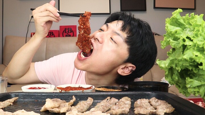 Nikmati perut babi panggang dan daging sapi panggangnya! Mulut pasangan muda itu penuh minyak, rasan