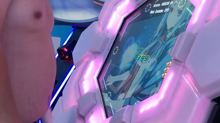 Pria paruh baya berusia 35 tahun bertelanjang dada bermain Cube Dance di Dapa?