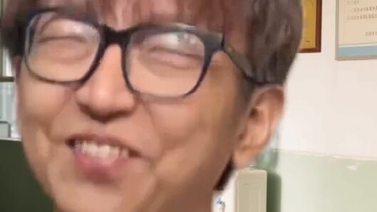 Lao Deng Yizhuang memukuli anak itu lagi hari ini