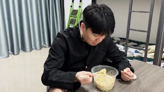 A mouthful of noodles, a clove of garlic, and a pair of unclothed Zheng Dehan!