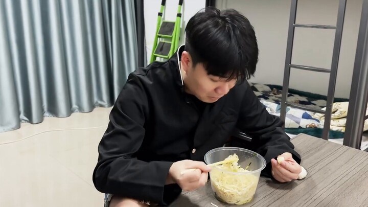 Seteguk mie, satu siung bawang putih, dan sepasang Zheng Dehan yang tak berpakaian!