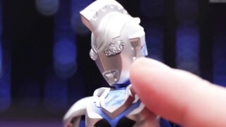 Làn sóng này thuộc về Ultra, người đang bị thương bên trong. Bandai SHF Ultraman Zeta đã được mở hộp