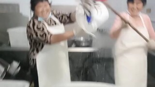 كيف يتم تنظيف الأطباق في الكافيتريا؟