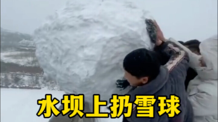 Ngắm hòn đá rơi, niềm vui của con trai đơn giản là thế đấy!