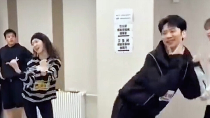 这两人跳得像那个kpop Challenge【思念成吉】喜人奇妙夜主题曲