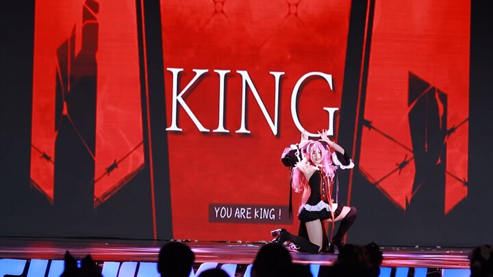 Krul wore a 12cm jumpsuit and almost fell down