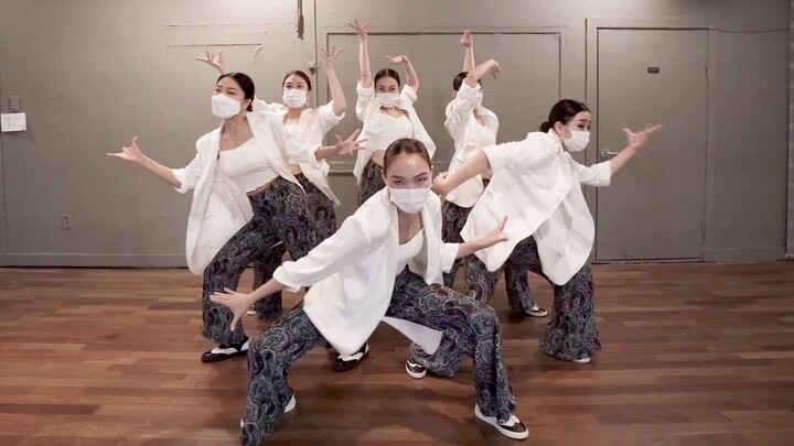 Waacking group dance full of soul! The Vividness crew delivers an ultra-comfy Bon Bon Villa hand-jiv