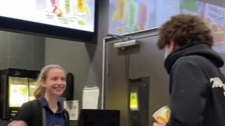 ฉันที่ไปรับอาหารที่แมคโดนัลด์ แล้วตกหลุมรักสาวพนักงานทันทีที่เธอส่งยิ้มให้: