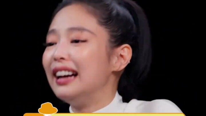 Jennie sampai menangis karena pedas, benar-benar seperti kucing kecil~ Perasaan kehilangan kata-kata
