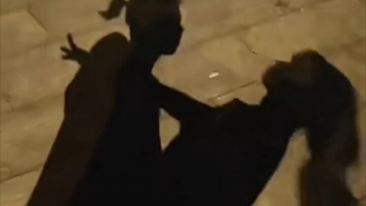 Bạn gái của bạn rụng tóc khá nghiêm trọng đấy, cần phải chú ý đấy.