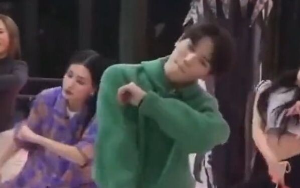 李泰容跳hey mama 味道不一样 但是很帅