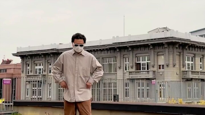 [Slide along the ground] Dancing like this will make your dance steps become incredibly smooth!