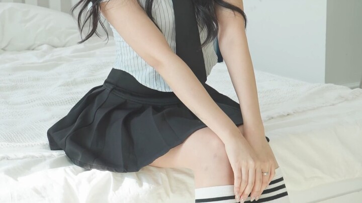 Maymew’s adorable JK pleated skirt and knee-high sock outfit