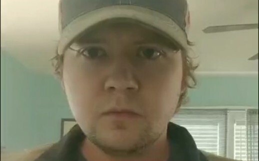 【هناك شيء خاطئ فيك】العنصريون الأمريكيون يوجهون كلامًا حادًا إلى مؤيدي حظر السلاح