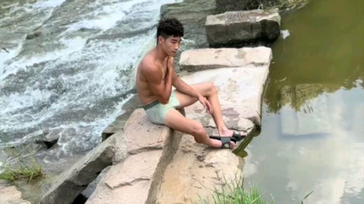 Atlet kulit hitam yang muda, penuh semangat dan berbakat