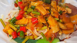 Mie pedas dan mematikan rasa di jalanan Xi'an sungguh lezat!