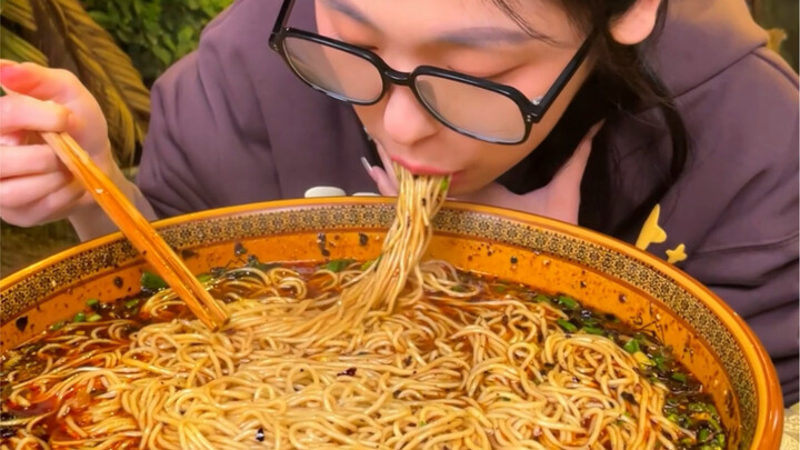 Nữ sinh viên nổi tiếng nặng 40 kg thử thách ăn hết 1 kg mì đậu Hà Lan, khiến người qua đường ngỡ ngà