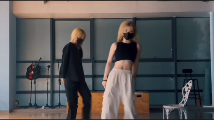 Phòng tập "Tăng nhiệt" của Trần Kha và Trịnh Đan Ni ‖ Tây Khai, cậu nhóc này sao lại ôm người ta khô