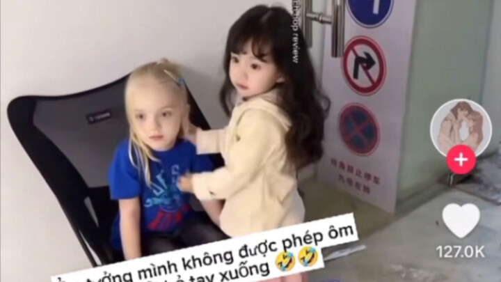 【TikTok】Di media luar negeri, seorang gadis kecil Tiongkok bertemu dengan anak asing yang cantik | K