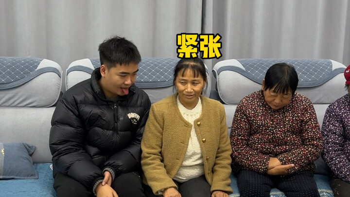 Menggunakan lidah palsu buat jahilin saudara hahaha!