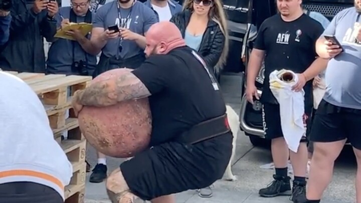 Tantangan mengangkat batu ala si kuat, hmm... aku ingin mencoba yang pertama dulu