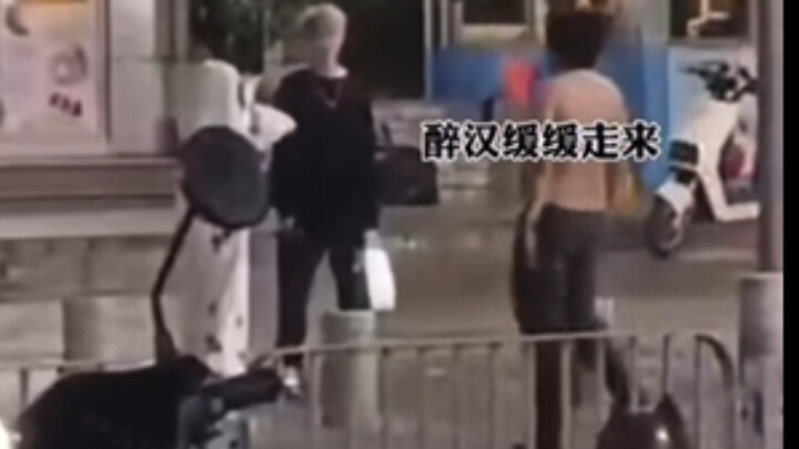 Girlfriend Bullied on the Street, Handsome Guy Calls the Police