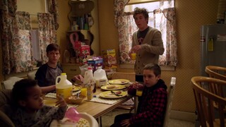 Trong bộ phim truyền hình Mỹ Shameless, bữa sáng của gia đình Gallagher chỉ toàn sữa pha loãng và bá