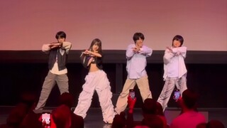 أداء مباشر لأربعة راقصين رئيسيين من A2O في حفل العرض الأول لفيلم "لي سو مان، ملك الكيبوب" في لوس أنج