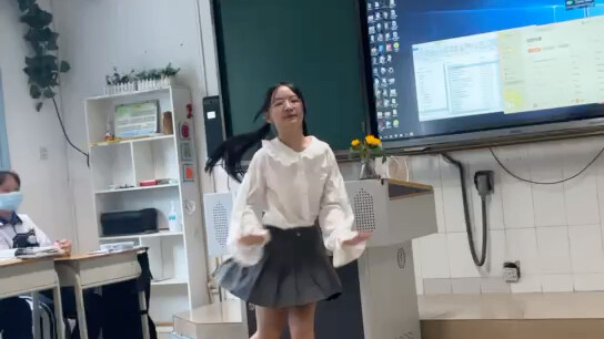 Tahun kedua tari SMP "Maaf aku jadi imut"