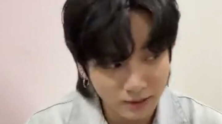 “Đưa anh xem con gấu trúc của em đi” “Đủ rồi đấy～” Jeongguk: ARMY lúc nào cũng nhăm nhe cơ thể của t