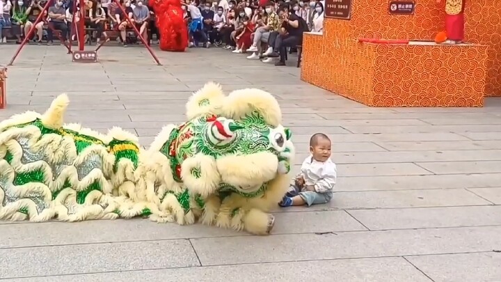 Green code Da Xiji is not only good at jumping poles, but also good at playing with dolls. Do you li