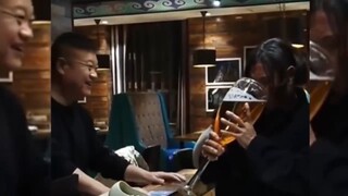 ดื่มเบียร์แก้วใหญ