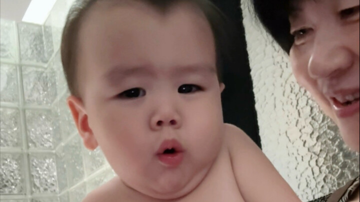 ميكاكا التي تحب الاستحمام